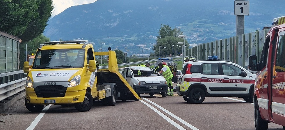 Scontro fra auto, uno dei due veicoli si ribalta: sul posto vigili del fuoco, sanitari e forze dell’ordine